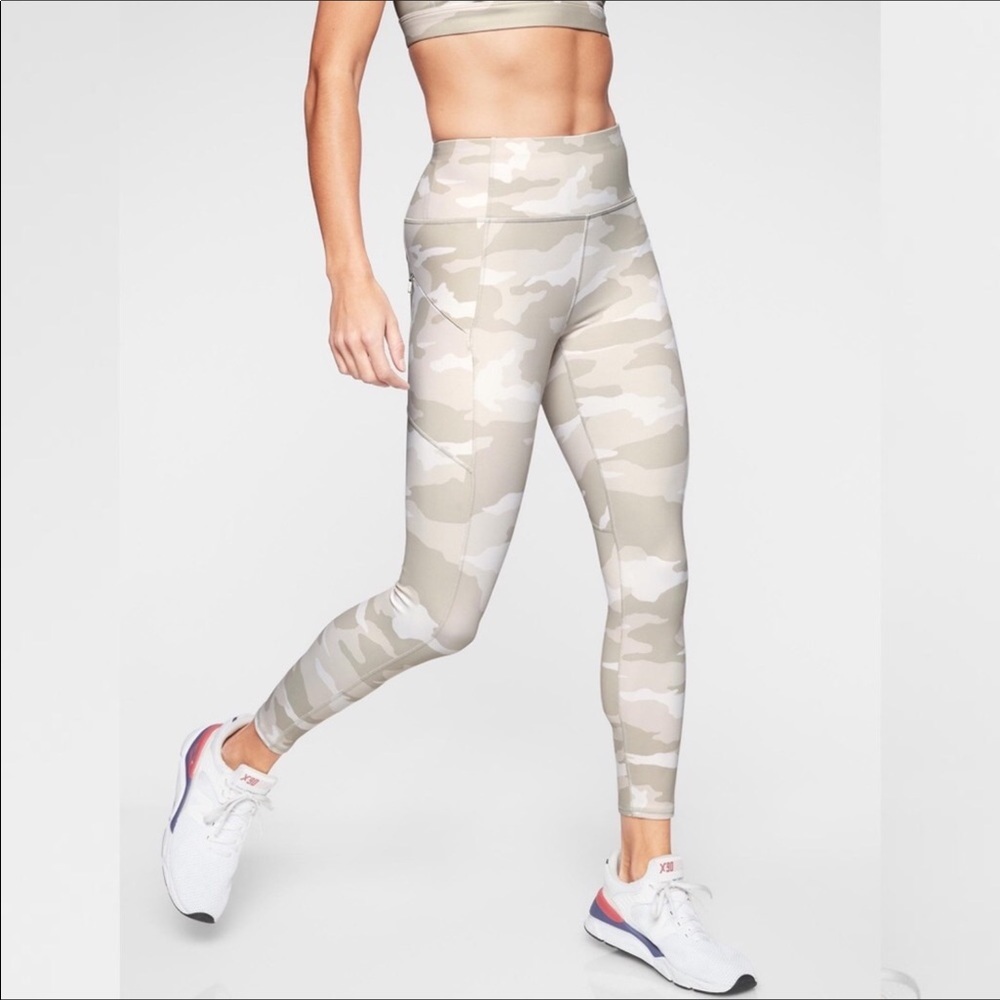 đť…şAthleta Contender Tight 7/8 Athletic Legging White Camo Print Size XS - Picture 1 of 13
